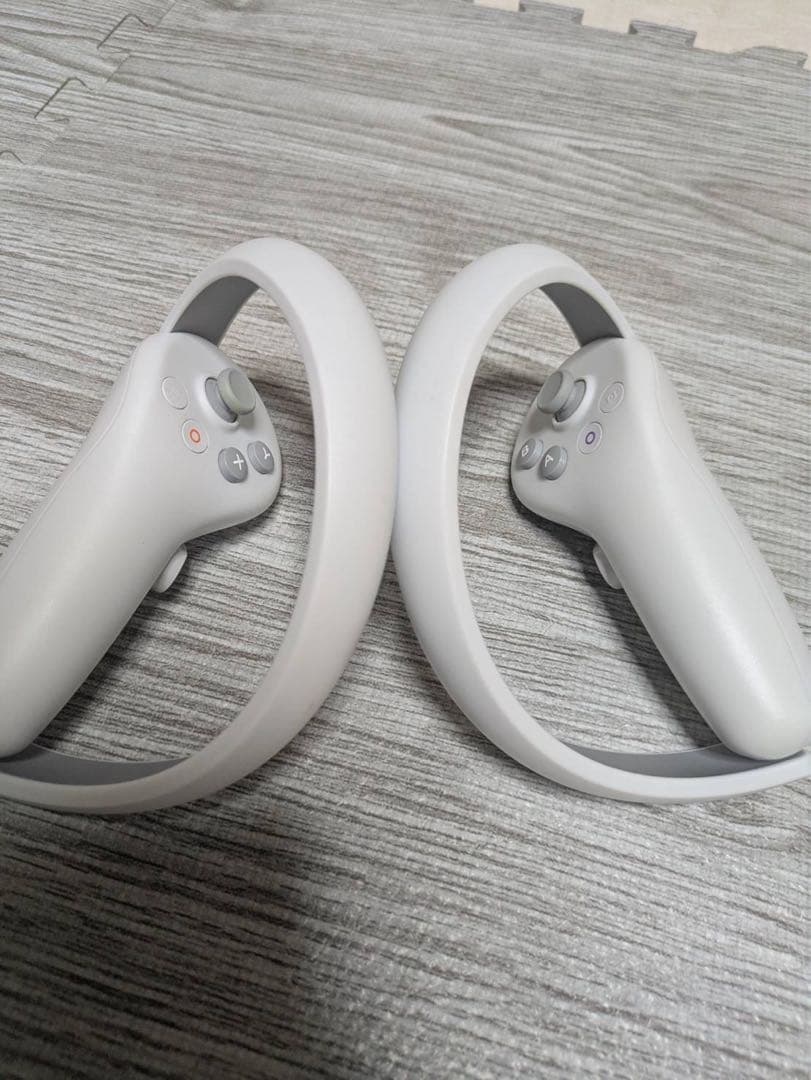 PICO 4 本体とコントローラー2個、ヘッドセットのセット