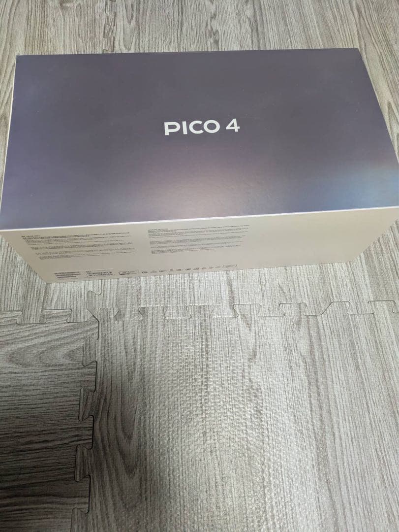 PICO 4 本体とコントローラー2個、ヘッドセットのセット