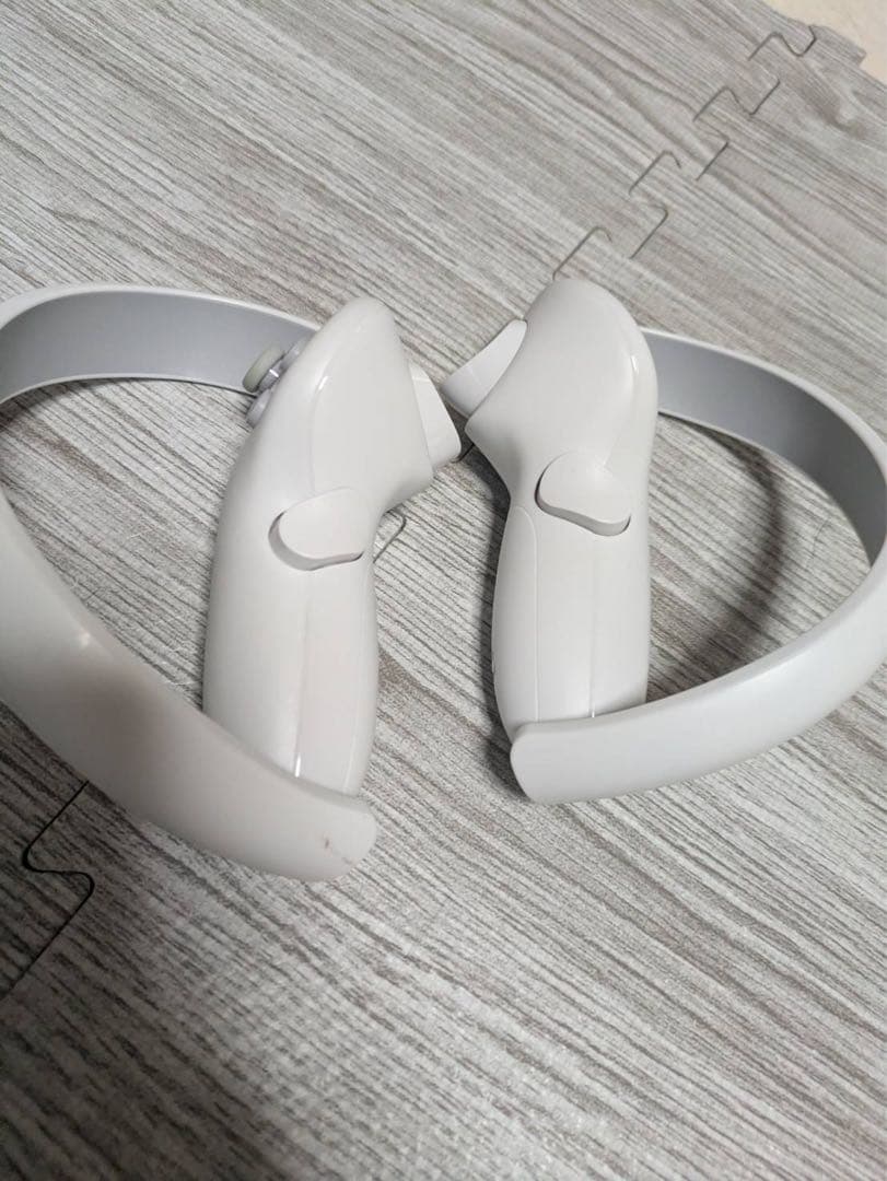 PICO 4 本体とコントローラー2個、ヘッドセットのセット