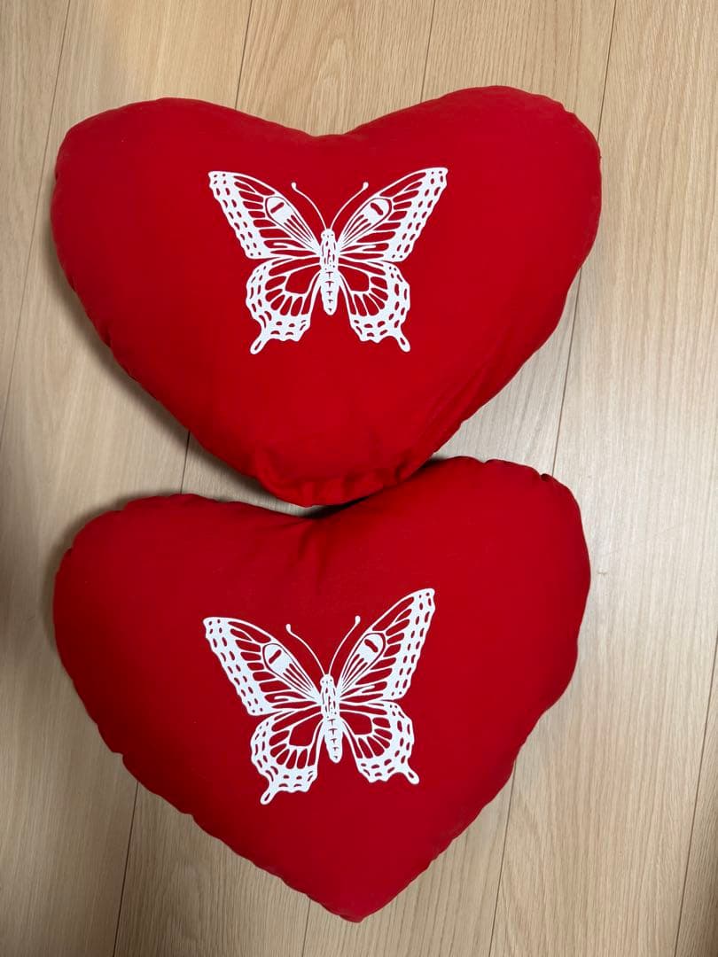 Girls Don’t Cry ハート型赤クッション2個セット