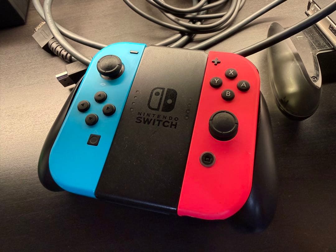 Nintendo Switch 本体 赤／青 Joy-Con付き【背面指紋跡有】