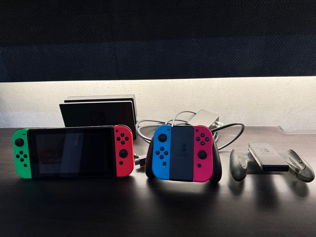 Nintendo Switch 本体 赤／青 Joy-Con付き【背面指紋跡有】