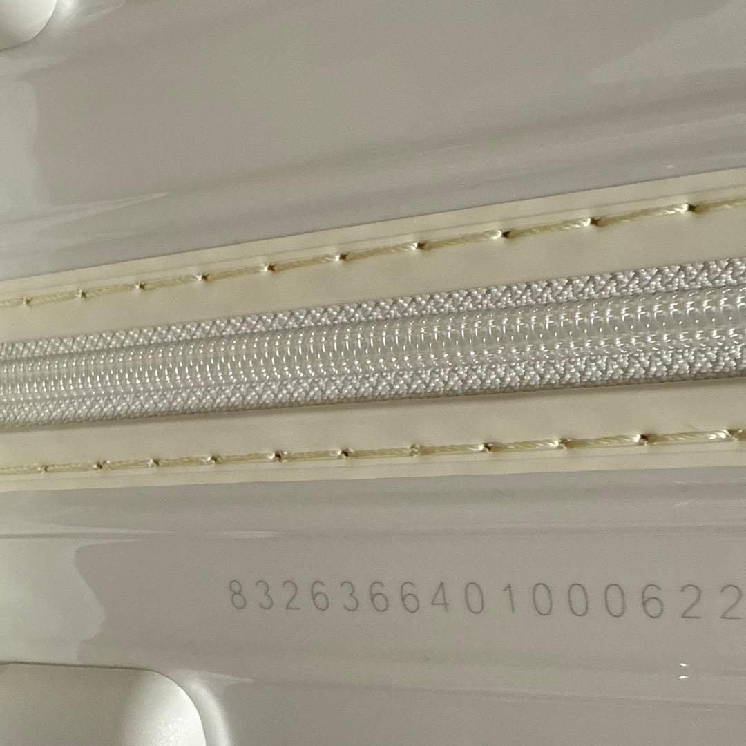 新品未使用　RIMOWA ESSENTIALチェックインM ホワイト