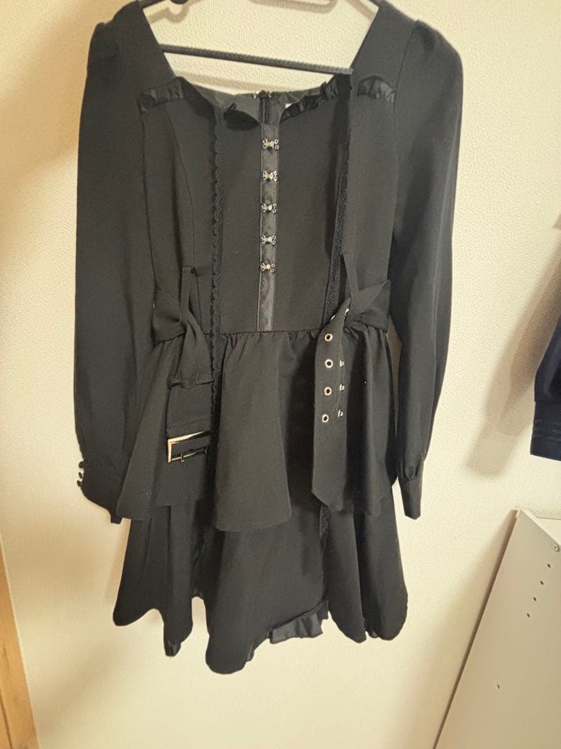 pium フロントホックティアードミニワンピース