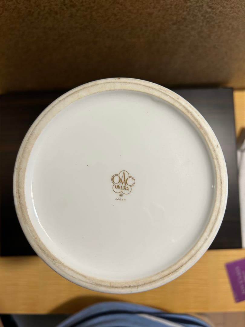 大倉陶園の赤い花柄の陶器花瓶(金彩赤花画)