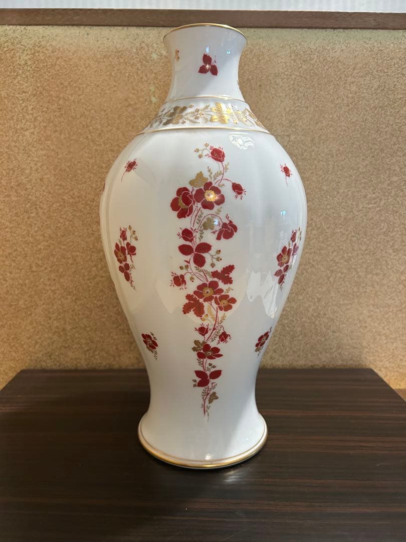 大倉陶園の赤い花柄の陶器花瓶(金彩赤花画)