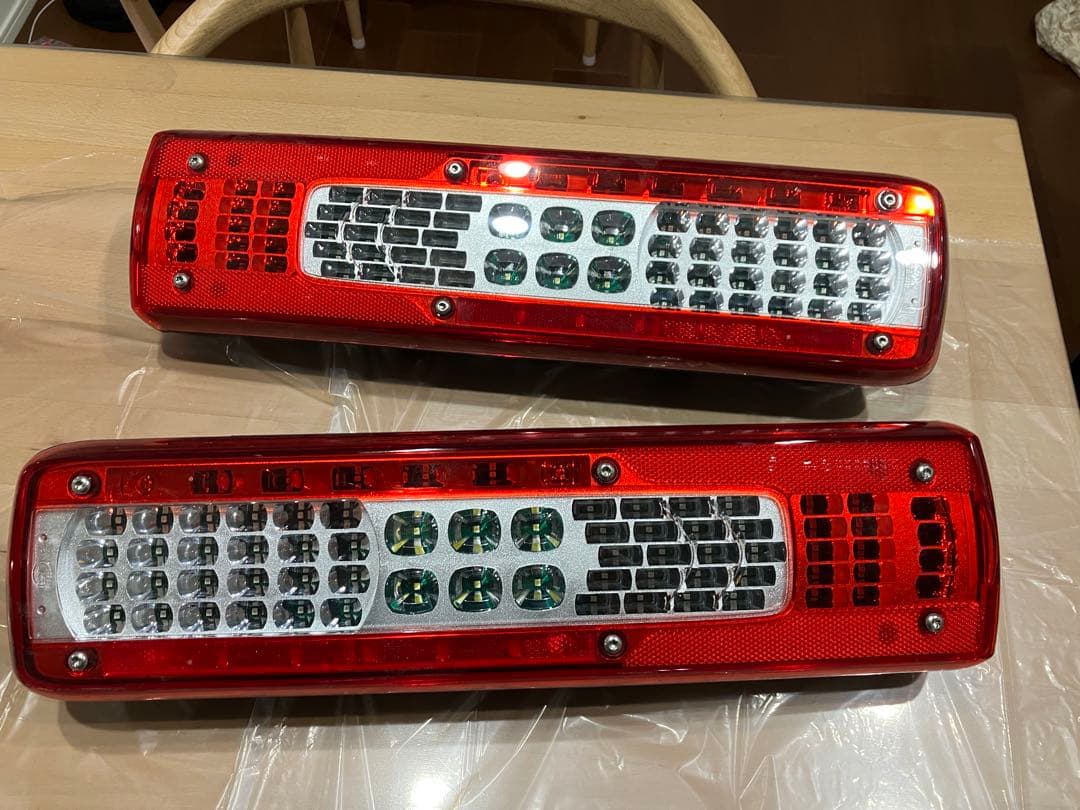 UDクオン純正LEDテールランプ　1セット