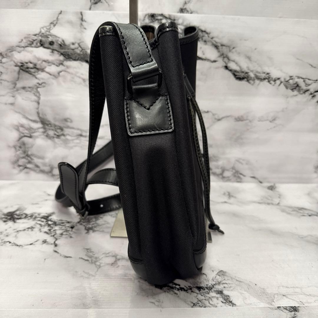 (美品)大人気、ハンティングワールド、ショルダーバッグ、巾着タイプ、男女兼用、黒