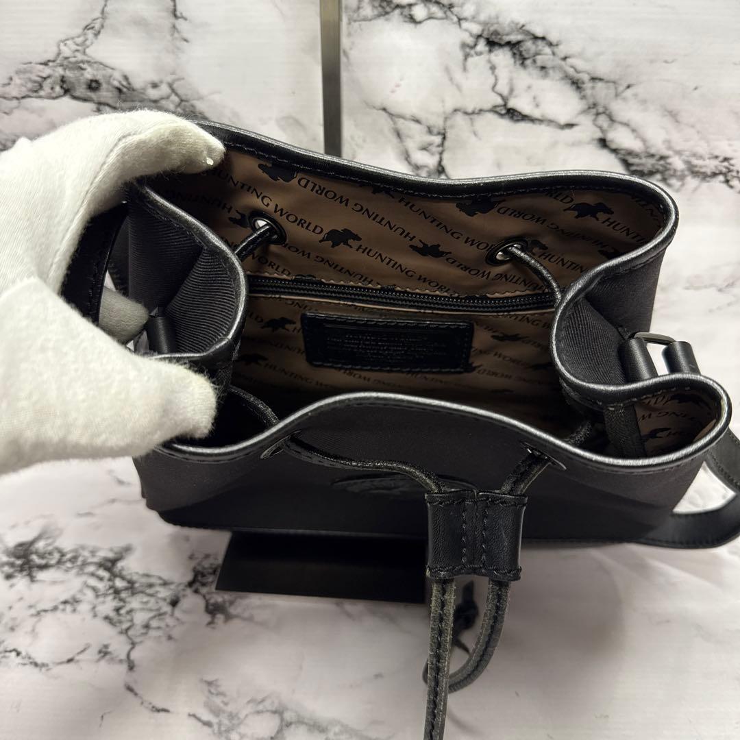 (美品)大人気、ハンティングワールド、ショルダーバッグ、巾着タイプ、男女兼用、黒