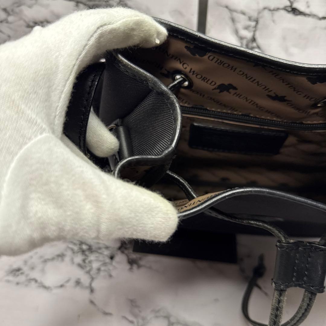 (美品)大人気、ハンティングワールド、ショルダーバッグ、巾着タイプ、男女兼用、黒