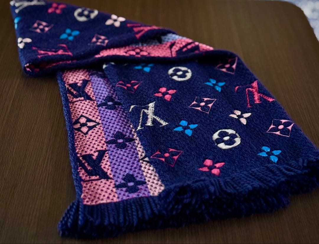 LOUIS VUITTONエシャルプロゴマニア　レインボーモノグラムマフラー♡