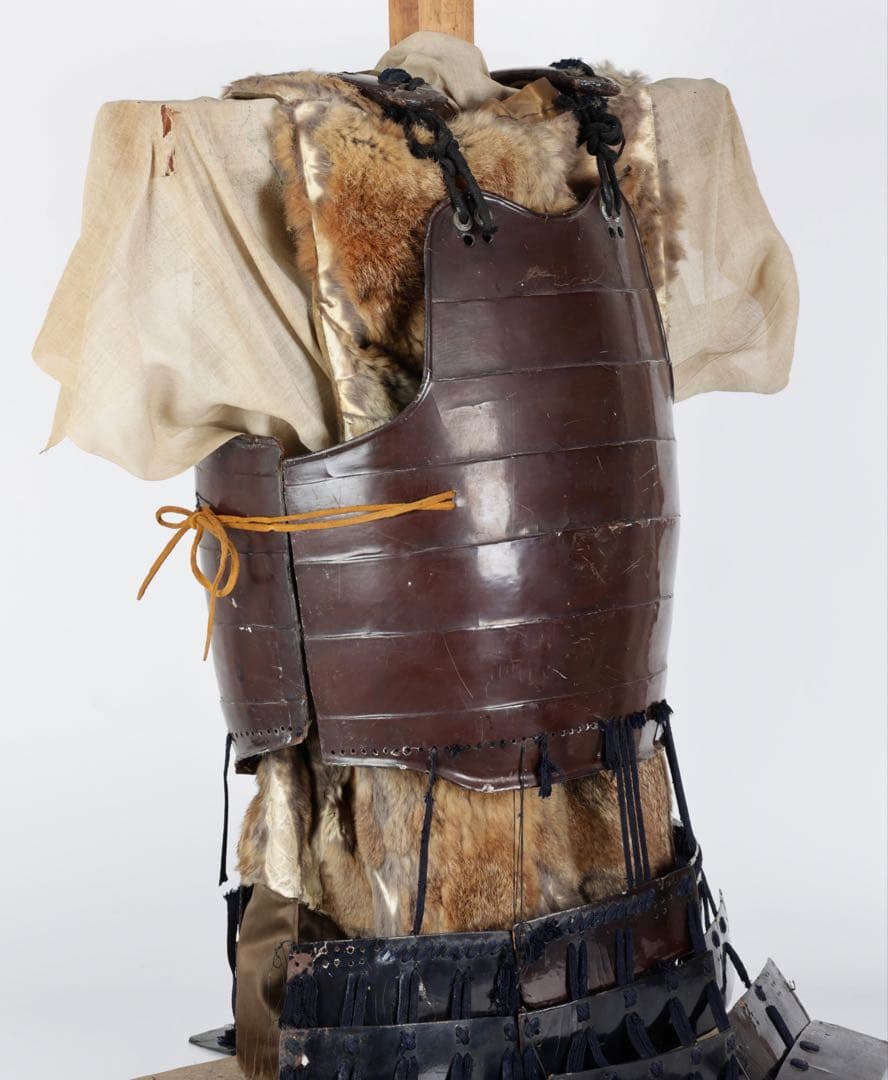 【江戸期】漆塗横剥二枚胴 毛皮羽織 草摺甲冑 鎧 武士具 時代武具 古美術 骨董