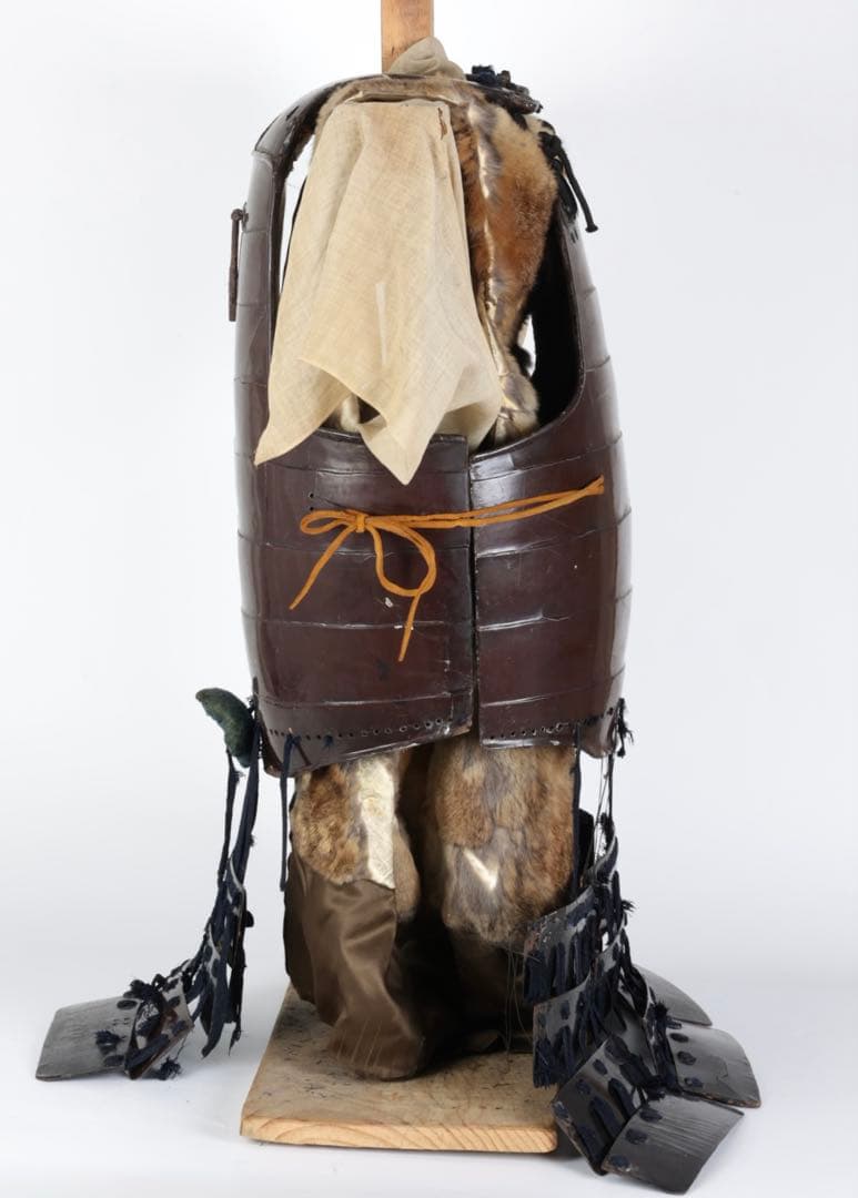 【江戸期】漆塗横剥二枚胴 毛皮羽織 草摺甲冑 鎧 武士具 時代武具 古美術 骨董