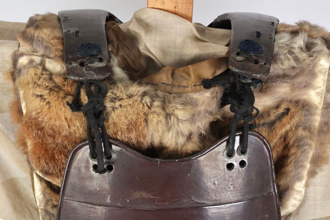 【江戸期】漆塗横剥二枚胴 毛皮羽織 草摺甲冑 鎧 武士具 時代武具 古美術 骨董