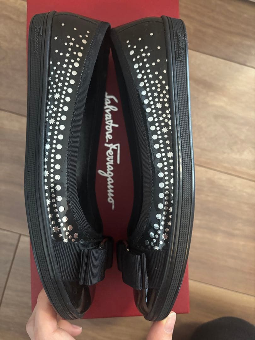 【新品】Ferragamo エナメル ブラック フラットシューズ