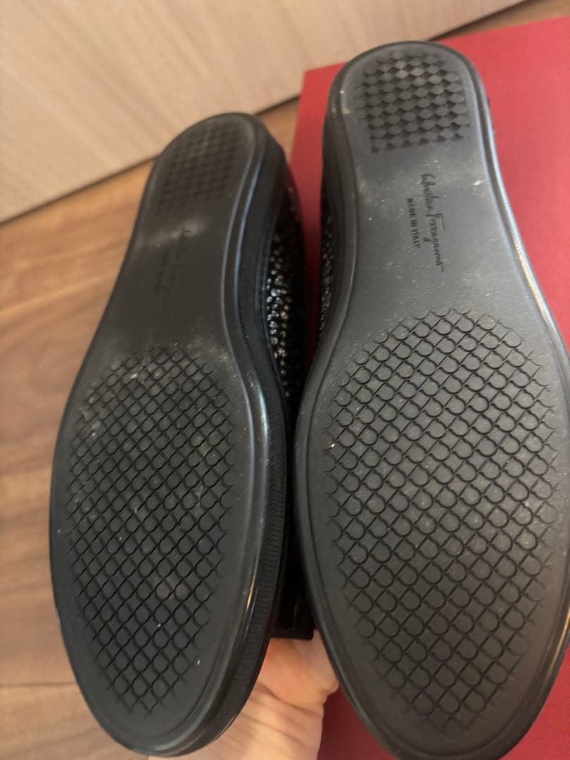 【新品】Ferragamo エナメル ブラック フラットシューズ