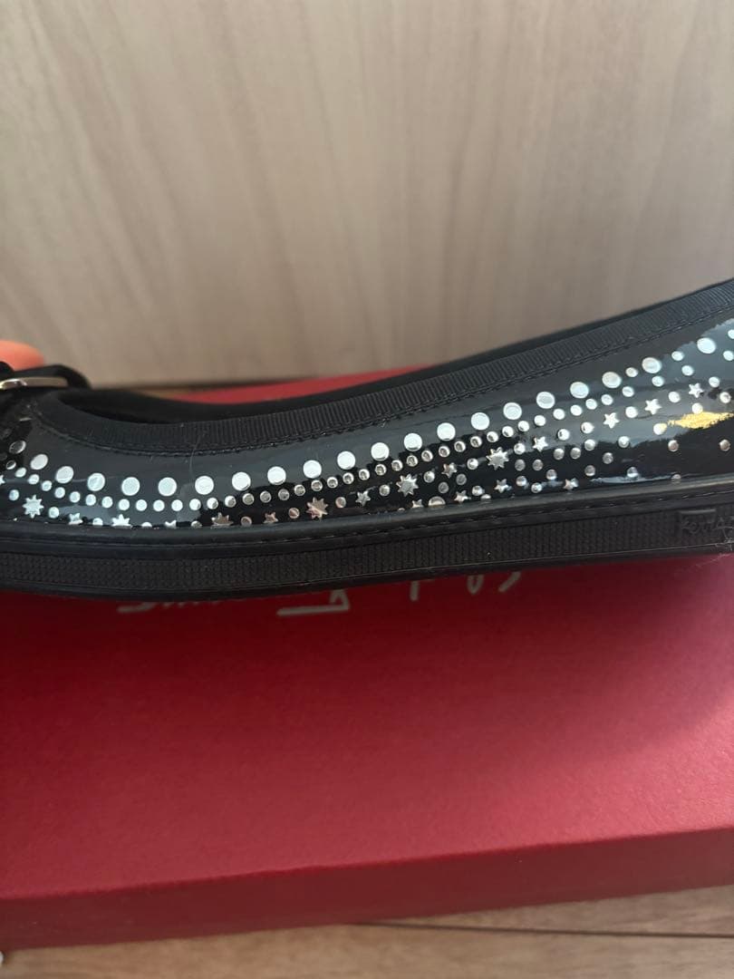 【新品】Ferragamo エナメル ブラック フラットシューズ