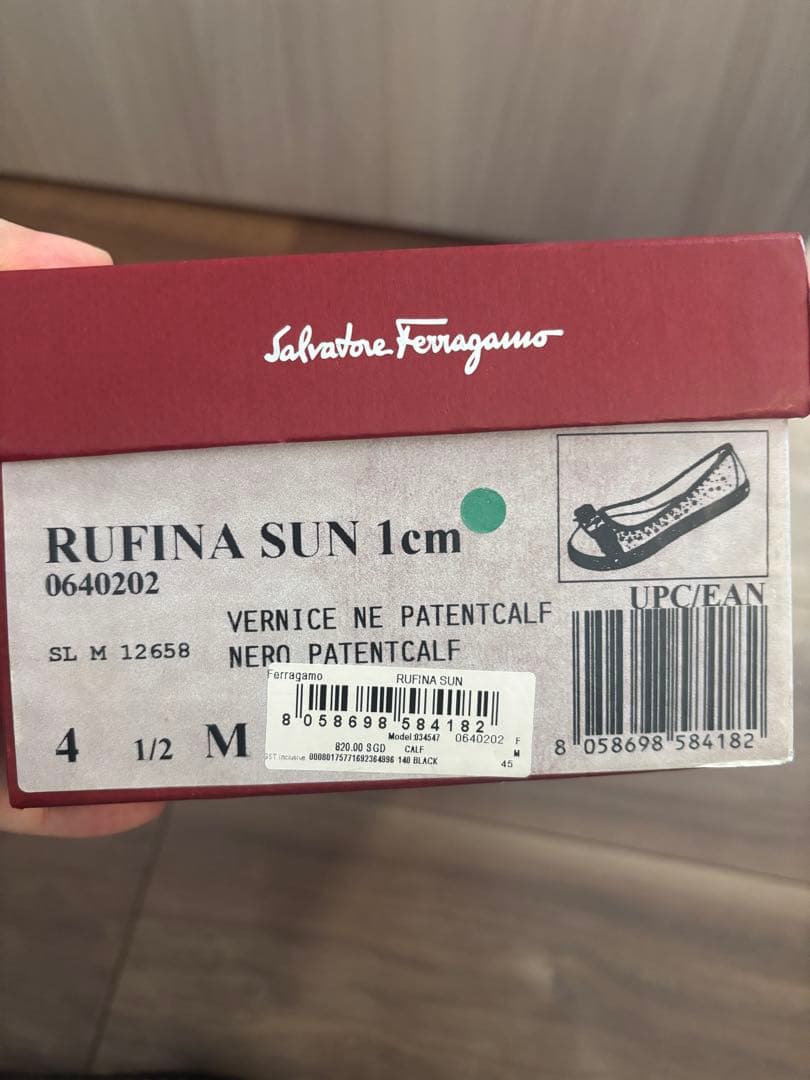 【新品】Ferragamo エナメル ブラック フラットシューズ