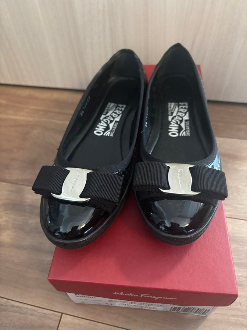 【新品】Ferragamo エナメル ブラック フラットシューズ