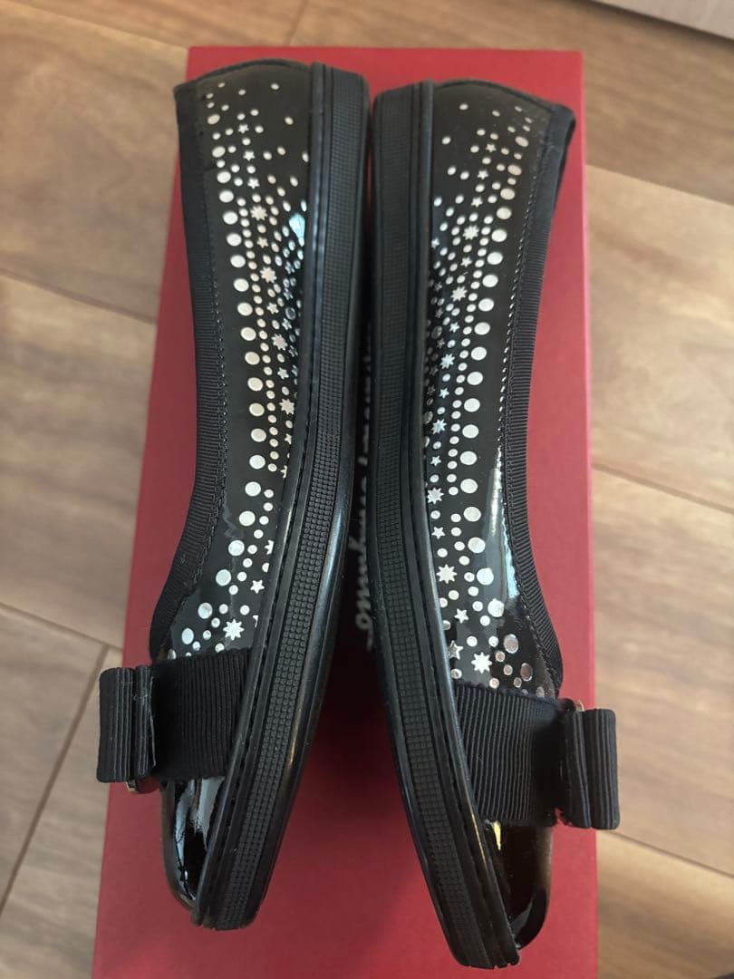 【新品】Ferragamo エナメル ブラック フラットシューズ