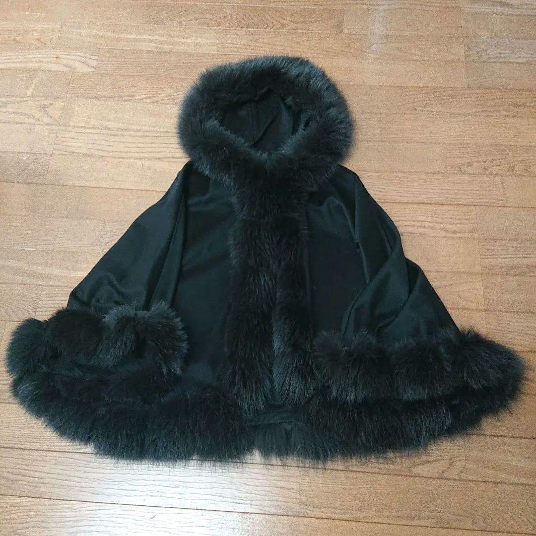 黒いフード付きファーケープコート