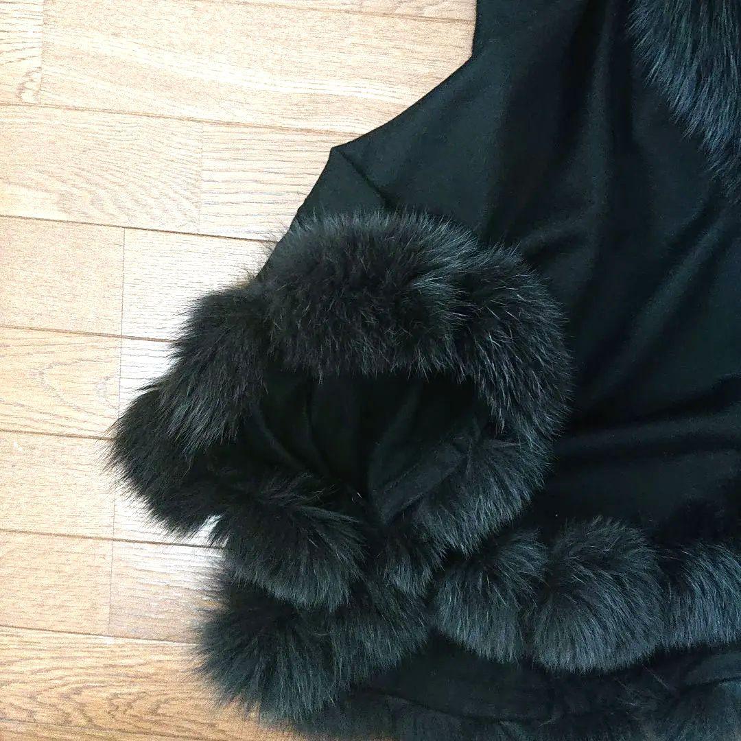 黒いフード付きファーケープコート