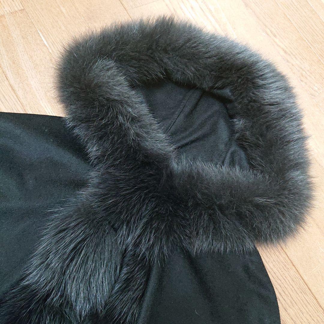 黒いフード付きファーケープコート