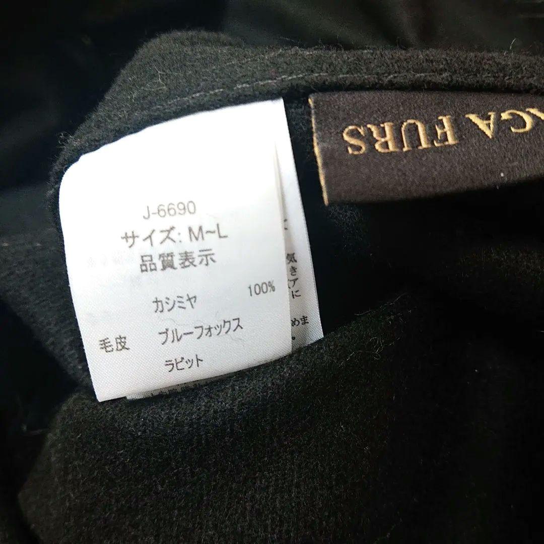 黒いフード付きファーケープコート