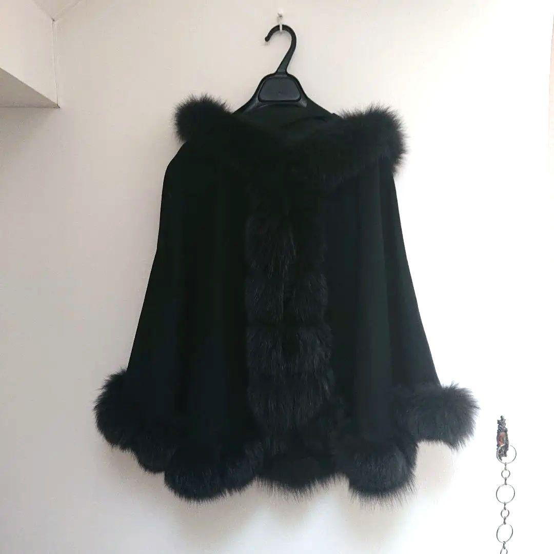 黒いフード付きファーケープコート