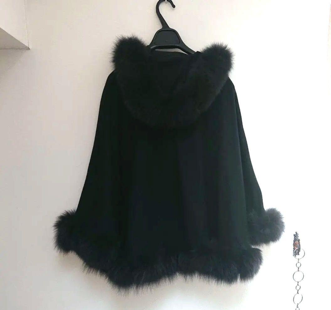 黒いフード付きファーケープコート