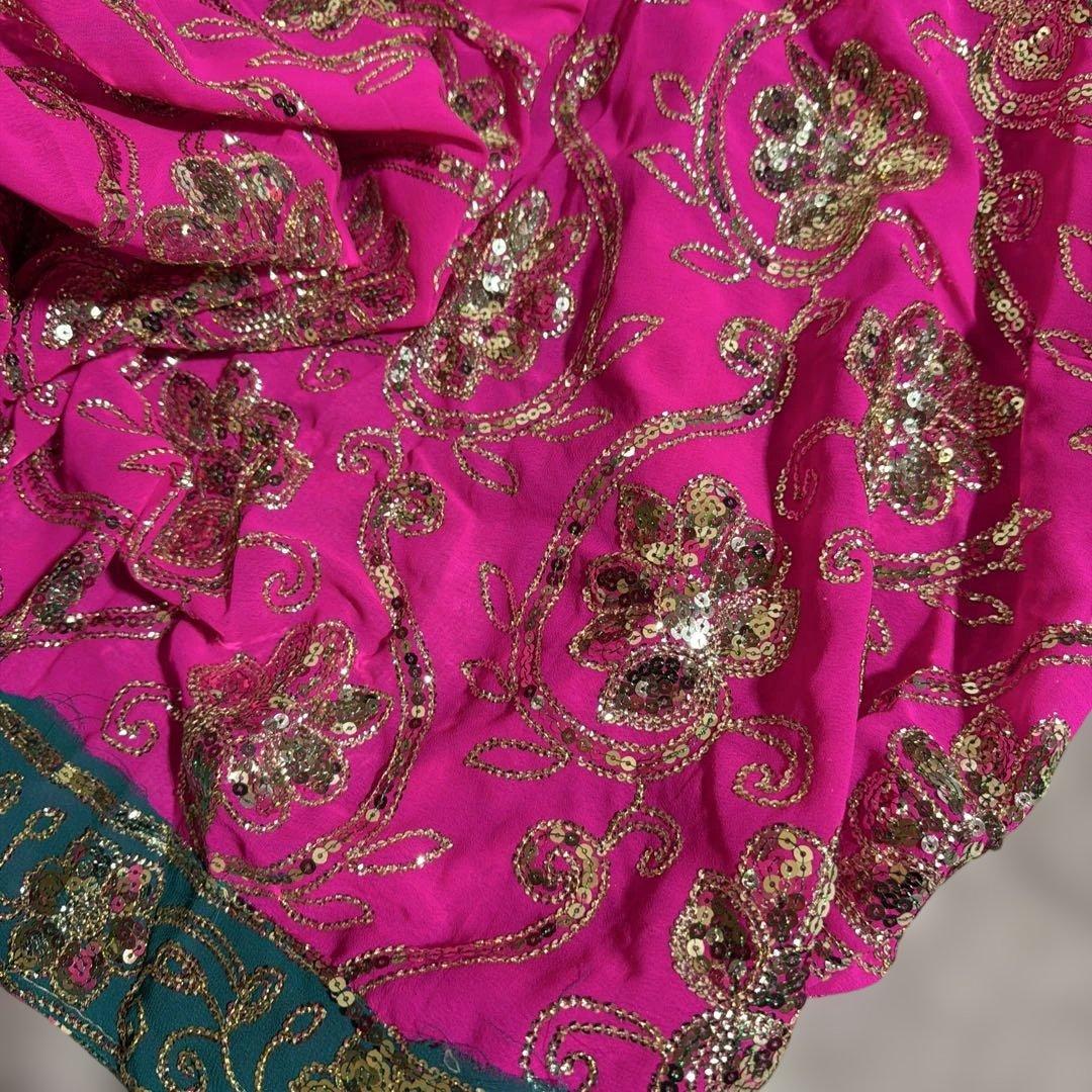 ピンクの刺繍入りダンス衣装