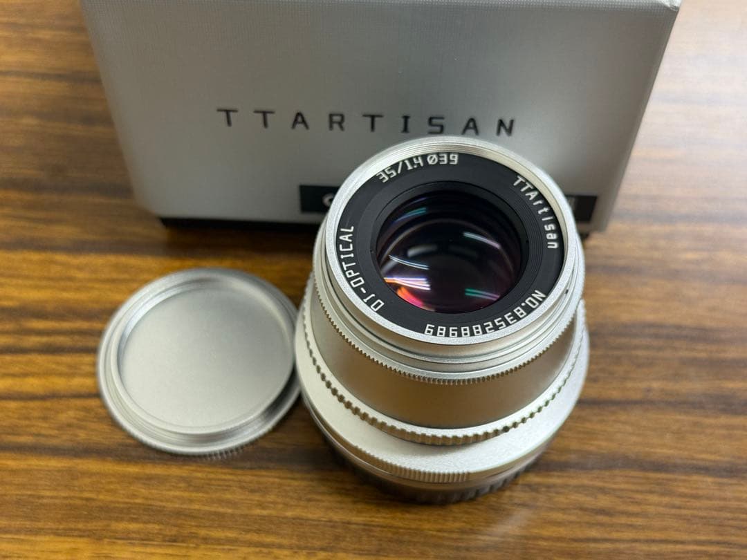 TTArtisan 35mm f/1.4 シルバー レンズ