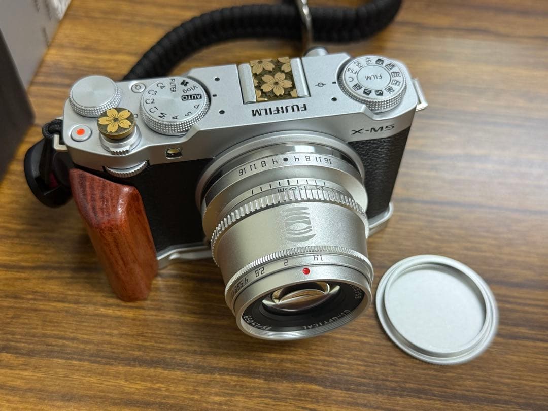 TTArtisan 35mm f/1.4 シルバー レンズ