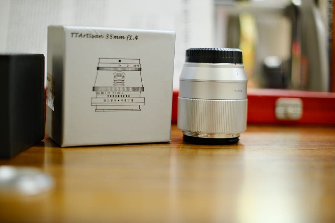 TTArtisan 35mm f/1.4 シルバー レンズ