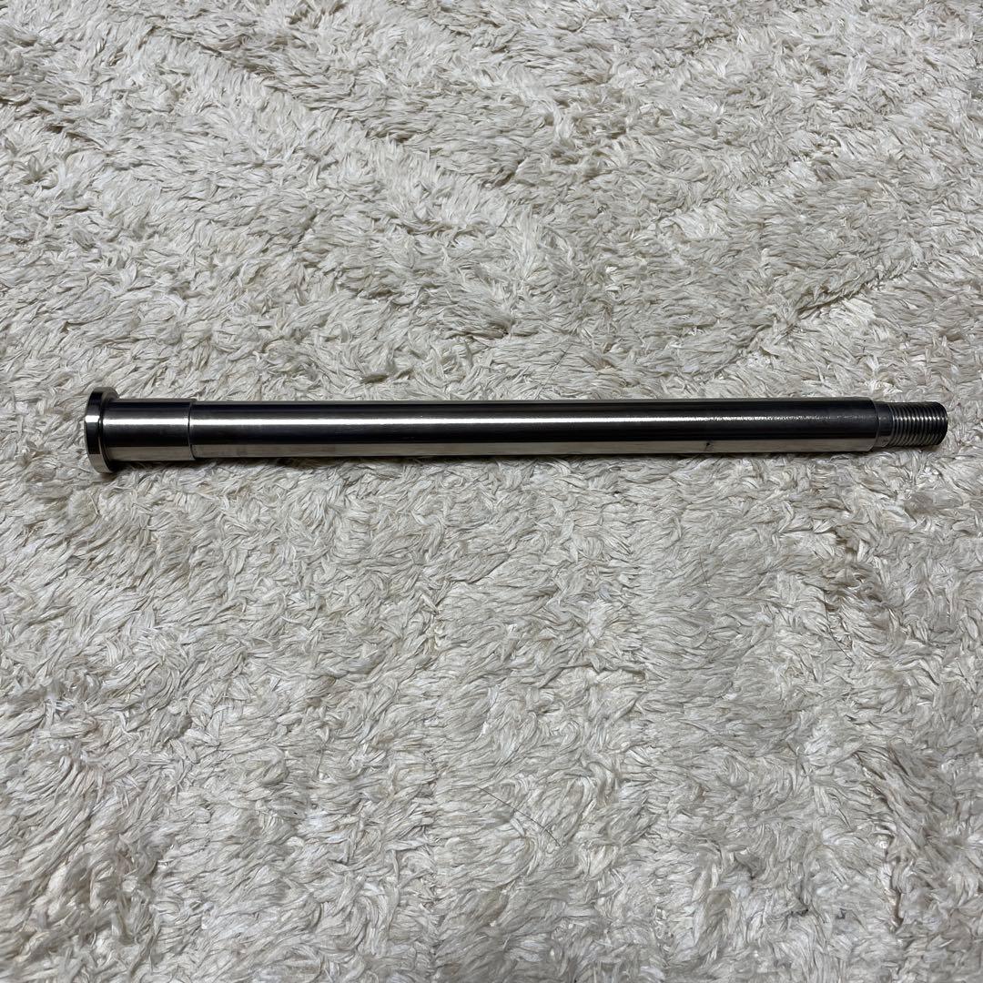 GPZ900R 大口径20 リア　アクスルシャフト　別売りナット付き。