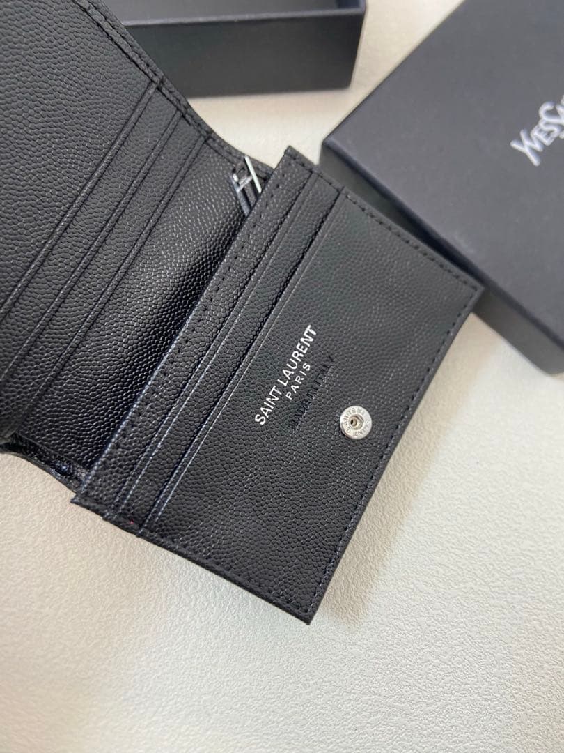 Yves Saint Laurent ブラック二つ折り財布