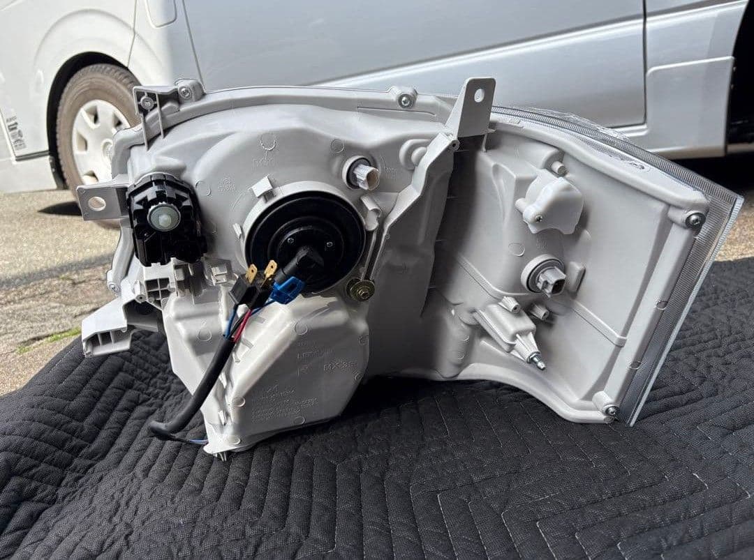 ハイエース200系　ヘッドライト