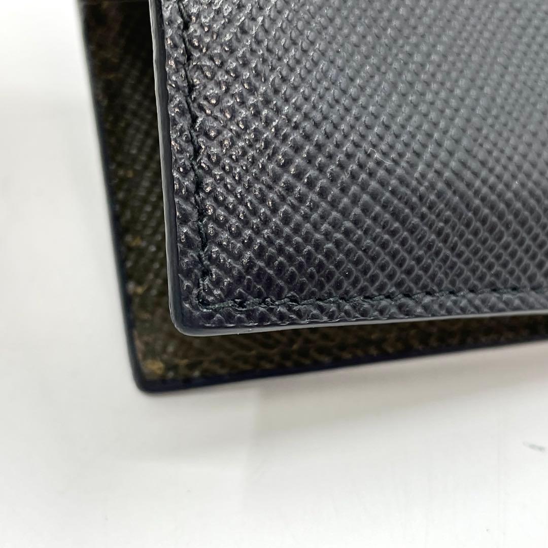 PRADAポケット付 サフィアーノ トライアングル 財布 黒　二つ折り