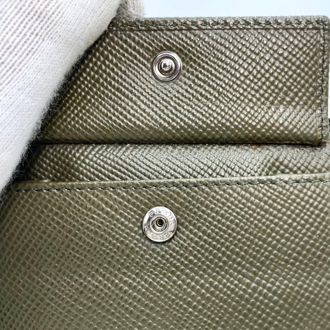 PRADAポケット付 サフィアーノ トライアングル 財布 黒　二つ折り