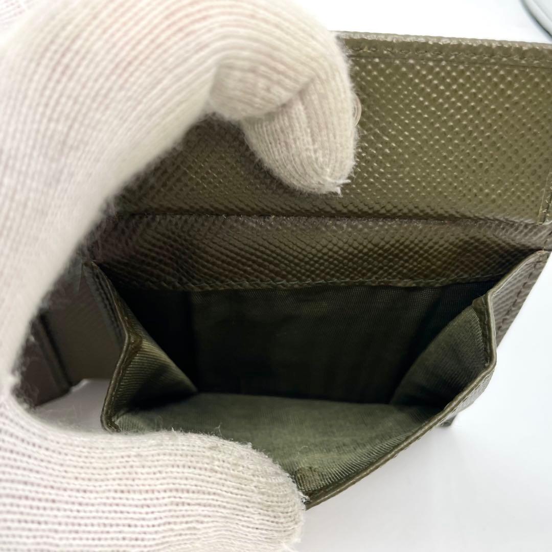 PRADAポケット付 サフィアーノ トライアングル 財布 黒　二つ折り