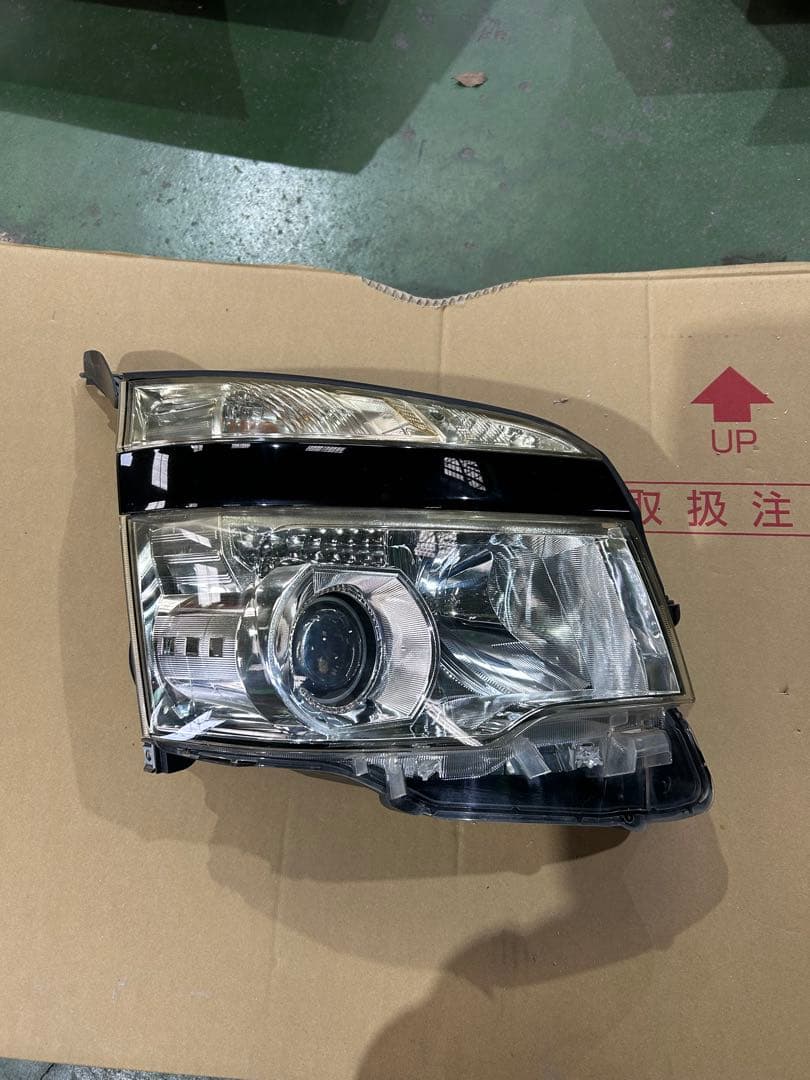 70ヴォクシー煌めき右ヘッドライト