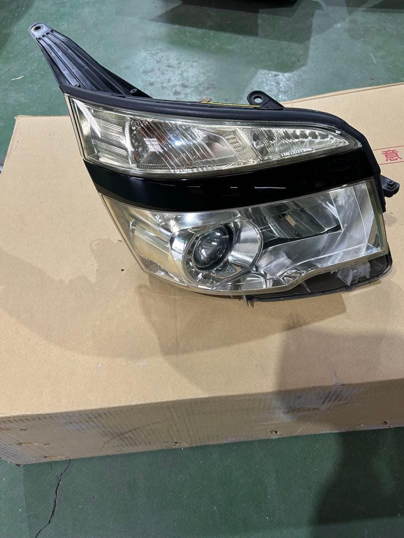 70ヴォクシー煌めき右ヘッドライト