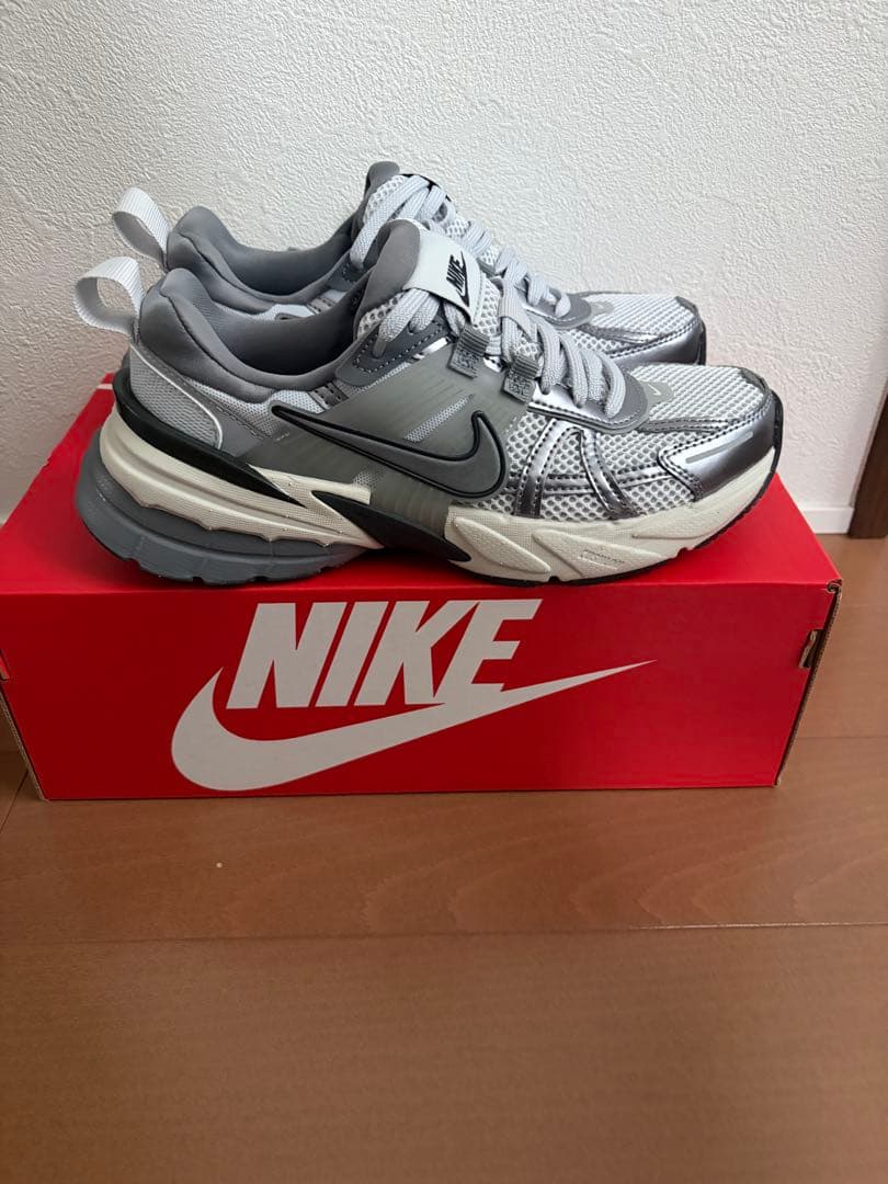 NIKE V2K RUN 24cm ナイキ 人気モデル　シルバー　ホワイト