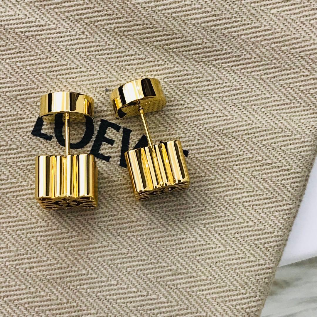 ロエベ　ピアス　アナグラム　両耳