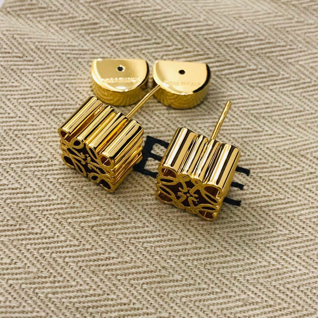 ロエベ　ピアス　アナグラム　両耳