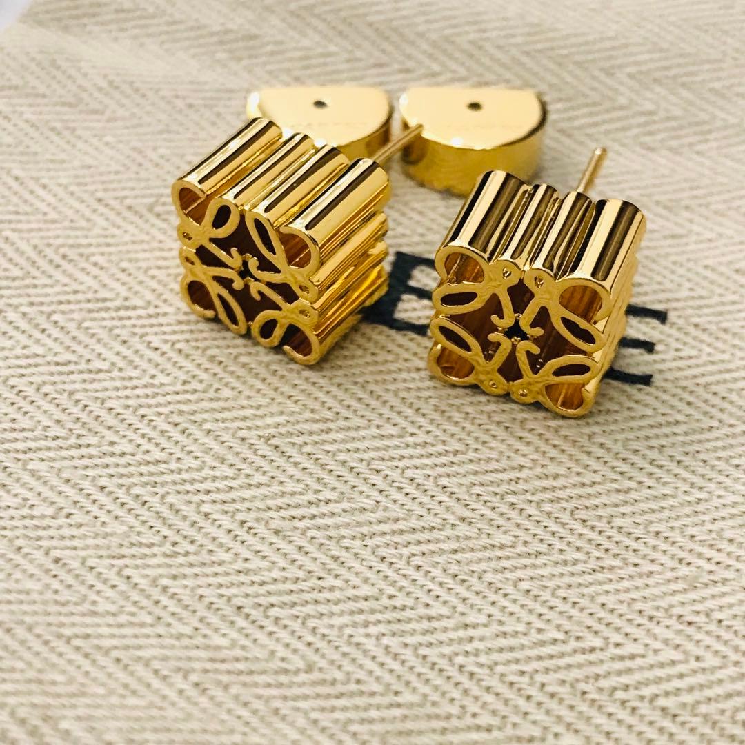 ロエベ　ピアス　アナグラム　両耳