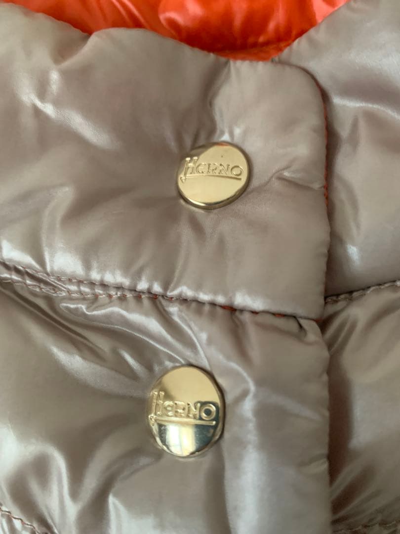 試着のみ　美品ヘルノダウンベスト　ケープ　48 13号　ベージュ　大きい