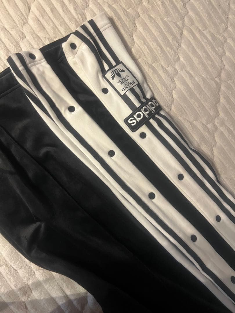 重盛さとみ　adidas 黒　パンツのみ　Mサイズ