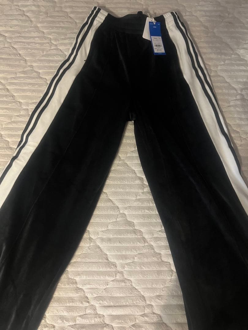 重盛さとみ　adidas 黒　パンツのみ　Mサイズ