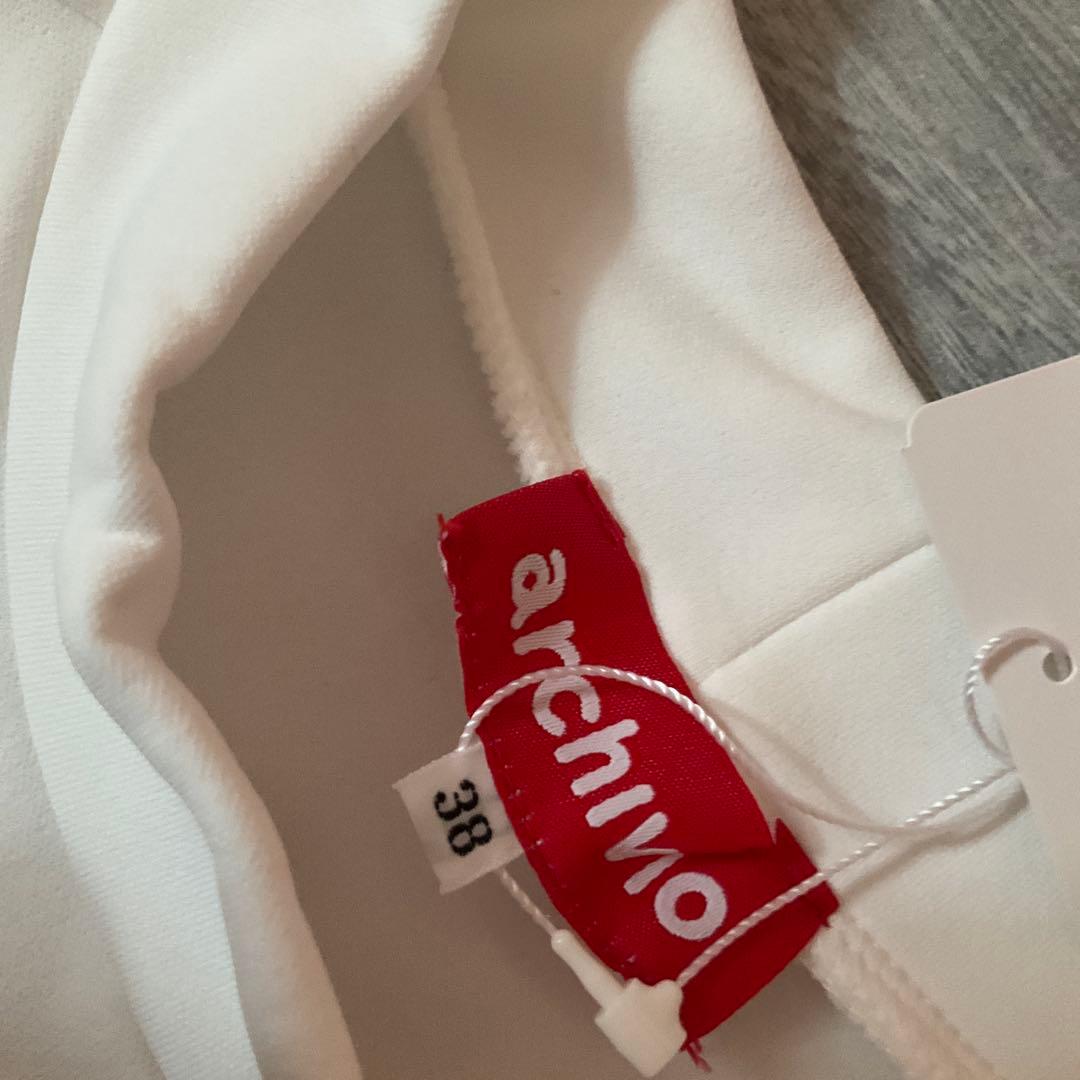 新品archivio アーチロゴホワイト ハイネックプルオーバー38